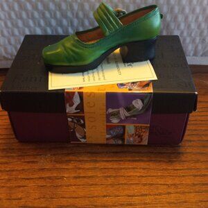 Just The Right Shoe  By Raine Threads  Mini Figurine 25078